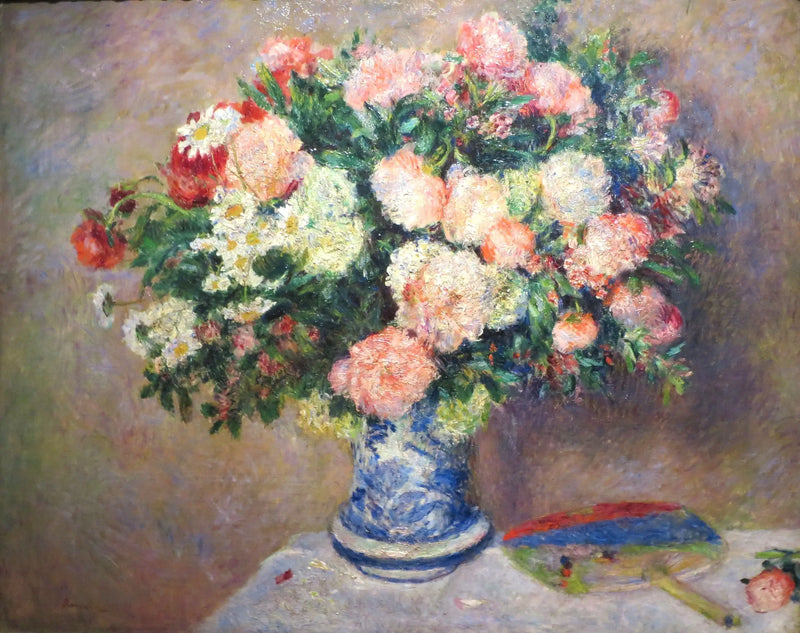 Strauß aus Chrysanthemen und ein japanischer Fächer - Pierre-Auguste Renoir