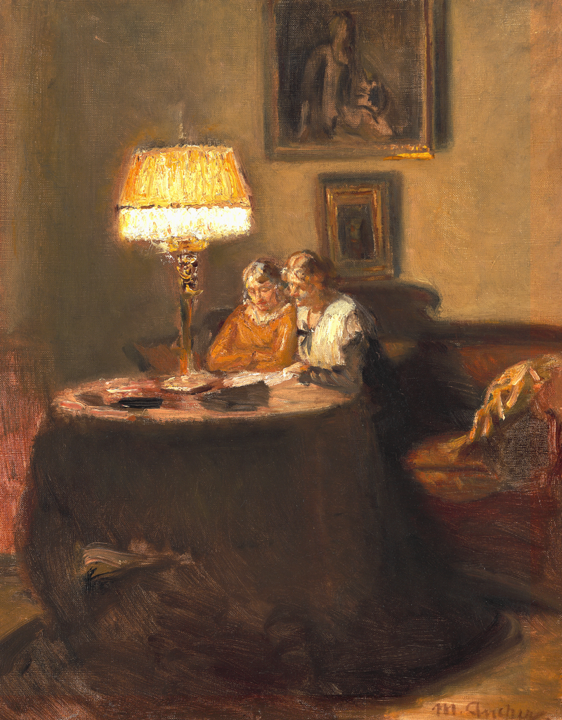 Ella und Engel sitzen am Tisch auf dem roten Sofa in Michael Anchers Atelier und lesen ein Buch. – Michael Peter Ancher