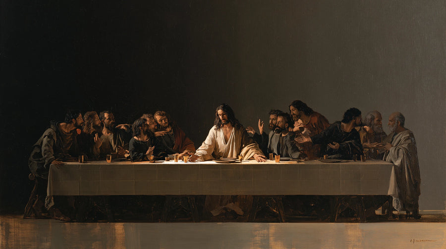 Cène sobre avec le Christ vêtu de blanc au centre d’une longue table et les apôtres échangeant des gestes dans l’ombre brune