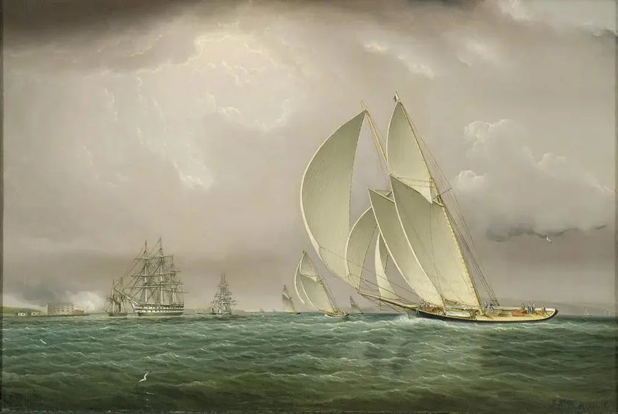 Yachtregatta im Hafen von New York mit Marinegruß am Gouverneursschloss auf der Gouverneurinsel - James E. Buttersworth