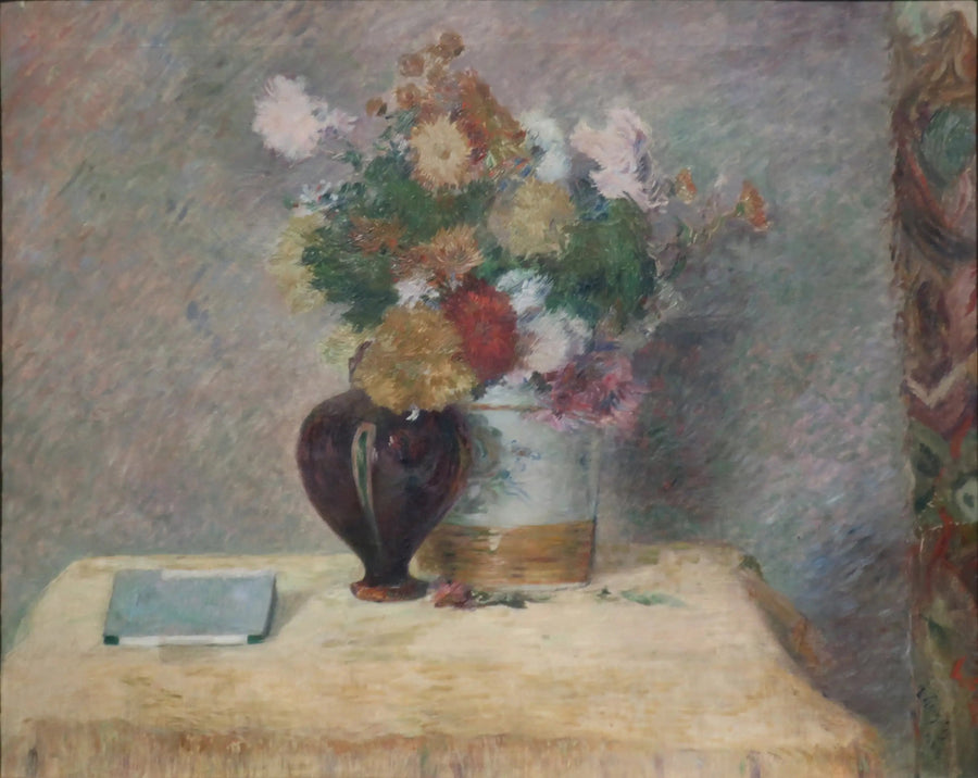 Blumen und japanisches Buch auf einem Tisch - Paul Gauguin