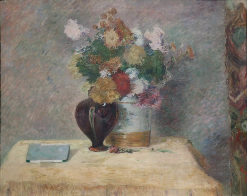 Blumen und japanisches Buch auf einem Tisch - Paul Gauguin