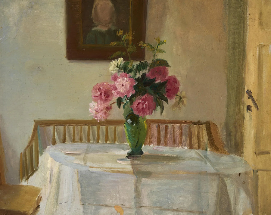 Innenansicht des Hauses der Familie Ancher in der Markvejstraße in Skagen, mit rosa Chrysanthemen in einer Vase auf einem Tisch. – Anna Ancher