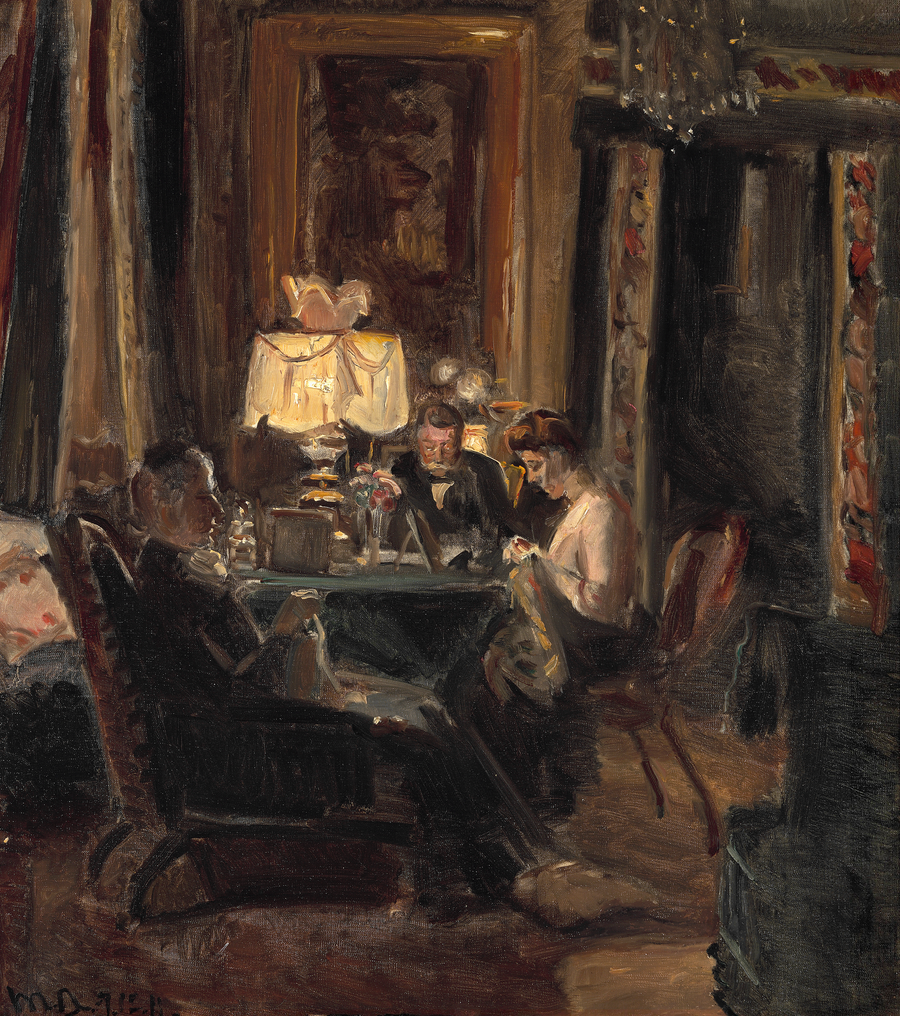 Innenansicht des Wohnzimmers von Kruuseminde: Die Familie Bech sitzt bei Lampenlicht an einem Tisch. – Michael Peter Ancher
