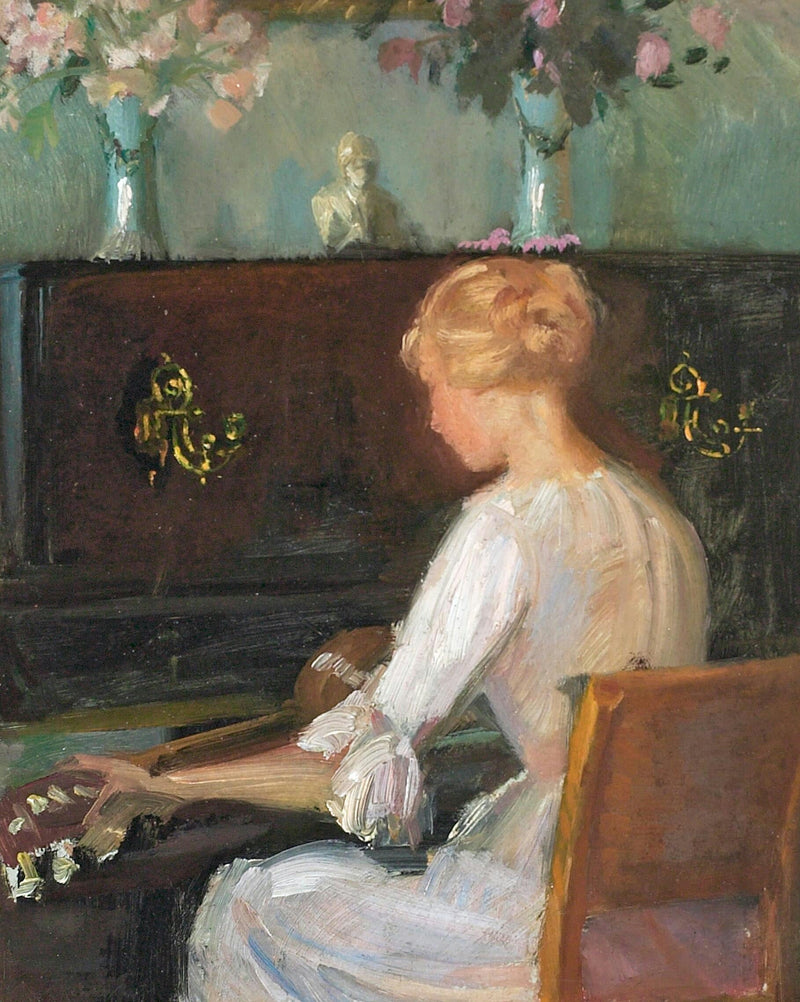 Junge Frau spielt Gitarre vor einem Klavier – Anna Ancher