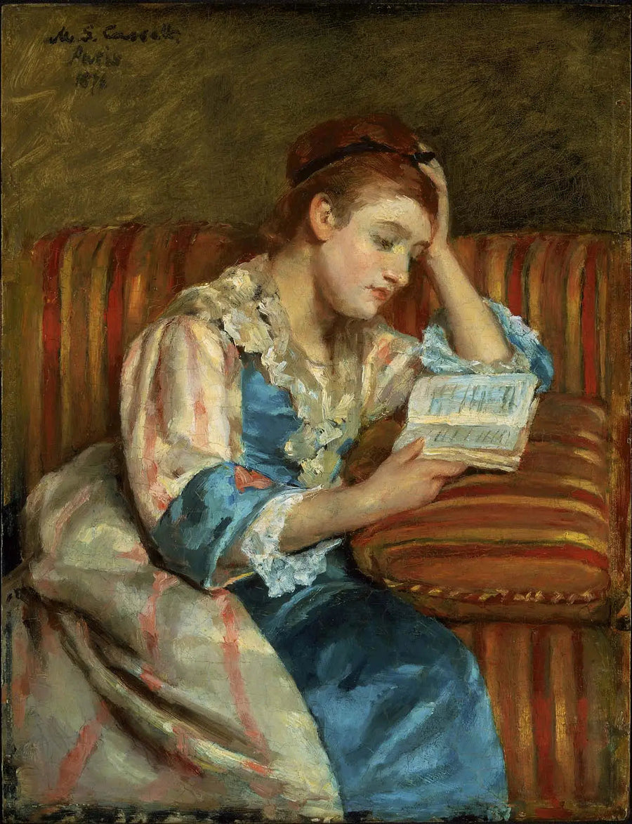 Frau Duffee sitzt auf einem gestreiften Sofa und liest - Mary Cassatt