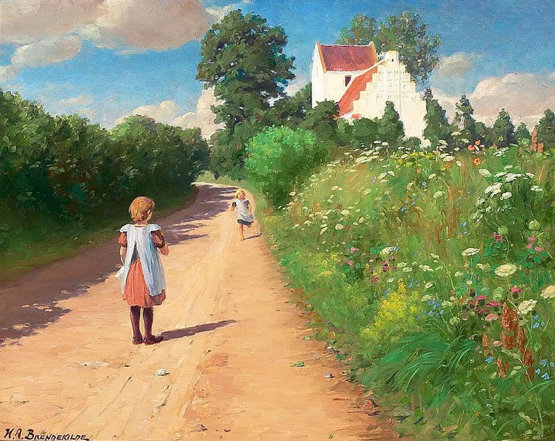 Kleine Mädchen spielen vor der Kirche von Brændekilde an einem heißen Sommertag. - H. A. Brendekilde