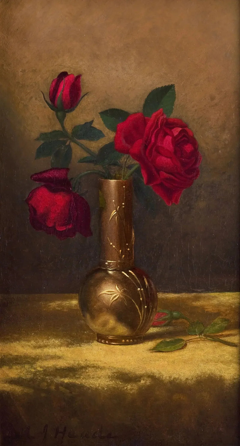 Rote Rosen in einer japanischen Vase auf einem goldenen Samtstoff - Martin Johnson Heade