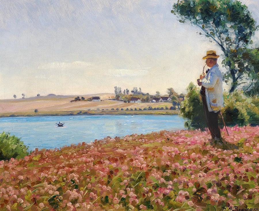 Ein Mann in weißem Kittel genießt die Aussicht auf eine Bucht. - H. A. Brendekilde
