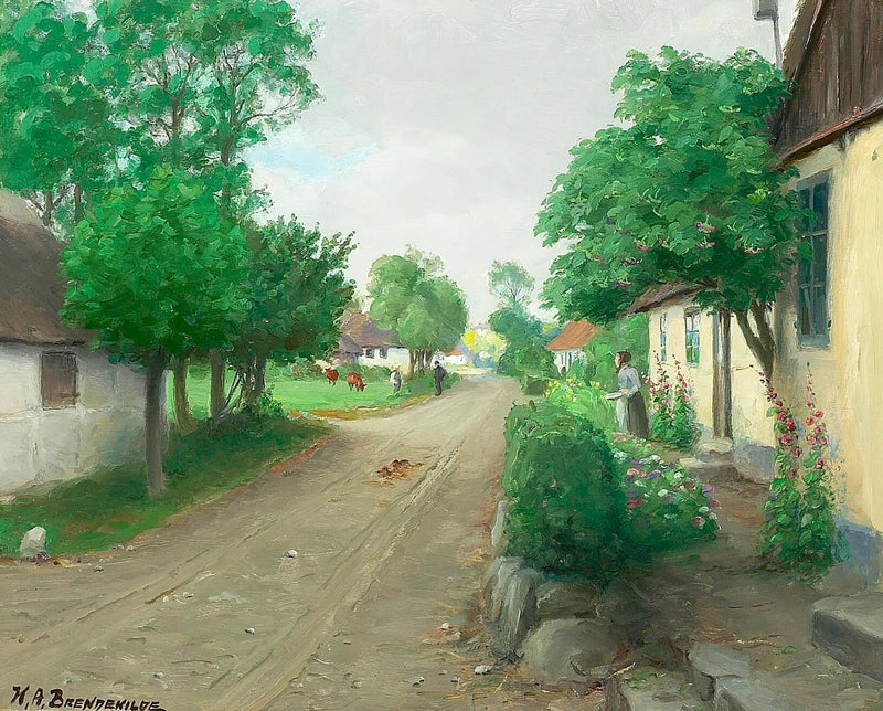 Eine Dorfsstraße mit Leuten, Kühen und blühenden Stockrosen. - H. A. Brendekilde