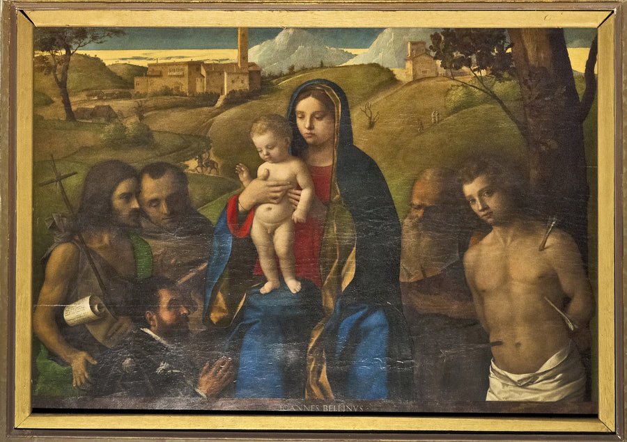 Jungfrau mit Kind und vier Heiligen (Johannes der Täufer, Franziskus, Hieronymus und Sebastian (von links nach rechts)) sowie der Stifter - Giovanni Bellini